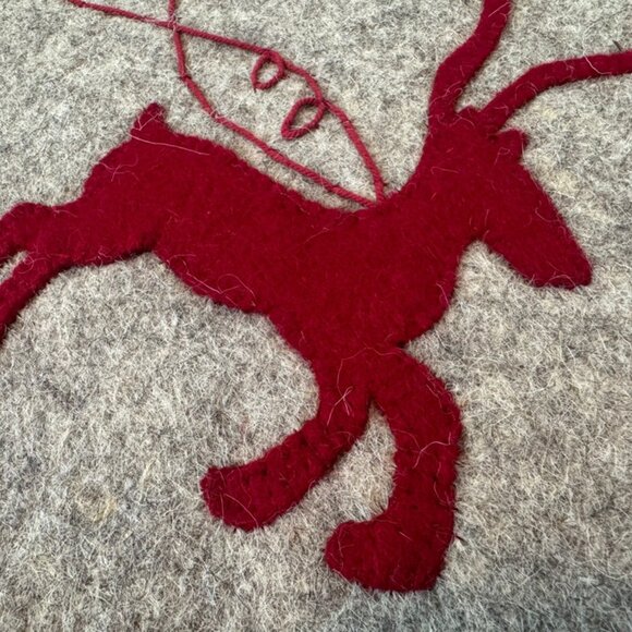 Arcadia Home 100% Wool Holiday Christmas Table Runner Reindeer & Sleigh 16"X45" - Picture 5 of 7